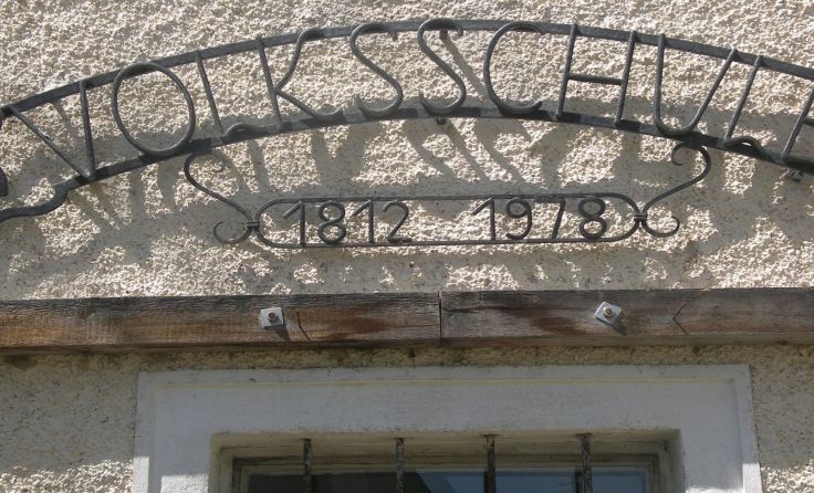 Von 1812 bis 1978 wurde am Hollerberg eine einklassige Volksschule geführt.