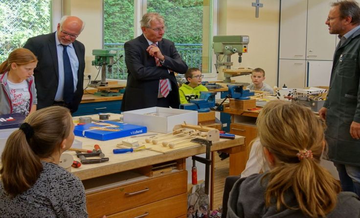 Beim Rundgang durch die Technische Mittelschule Lembach zeigten sich die Besucher beeindruckt.