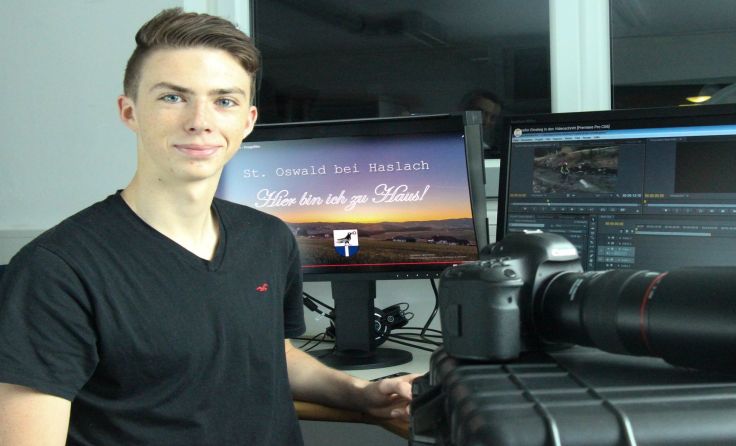 HAK-Maturant David Zach beim Videoschnitt im Studio.