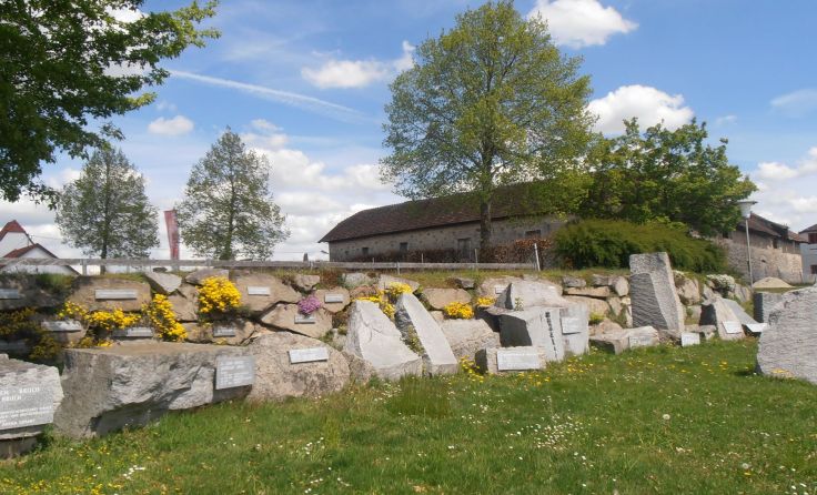 Die Welt der Steine lässt sich am Lehrpfad in Plöcking entdecken. Foto: Reischl