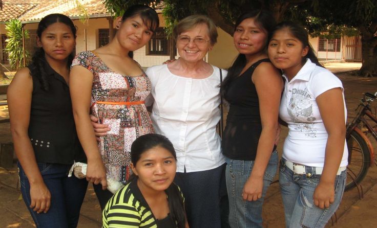 Daniela Kastner mit einigen Schülerinnen in Granja Hogar