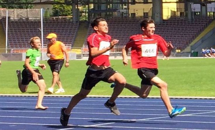 Florian Schmid aus der Sportmittelschule Niederwaldkirchen bei seinem Sprint zum Landesmeistertitel.