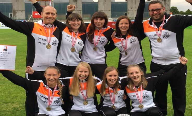 Die Arnreiter Faustball-Damen jubeln über den dritten Platz in der Feld-Bundesliga.