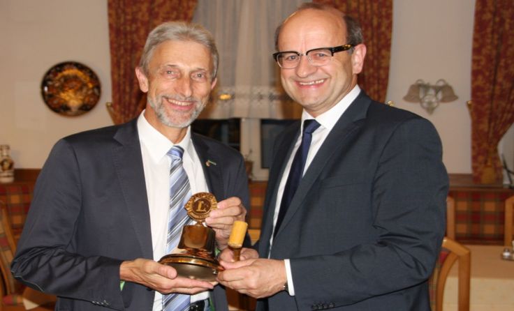 Der neue Präsident Franz Hehenberger (l.) übernahm die Präsidentenglocke von Bgm. Hubert Hartl. 