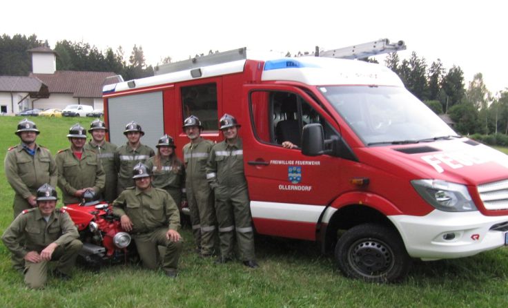 Die Bewerbsgruppe der FF Ollerndorf vor dem neuen Einsatzfahrzeug