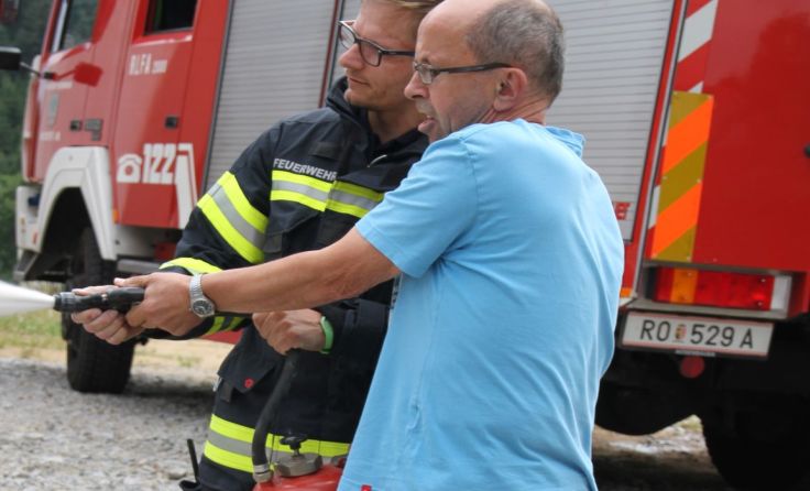 Nach der gelungenen Übung konnten alle Bewohner und Betreuer noch Feuerlöscher ausprobieren. 