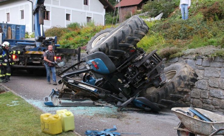 Der Traktor kam nach einem Überschlag auf dem Dach zum Liegen. Foto: FF Piberschlag