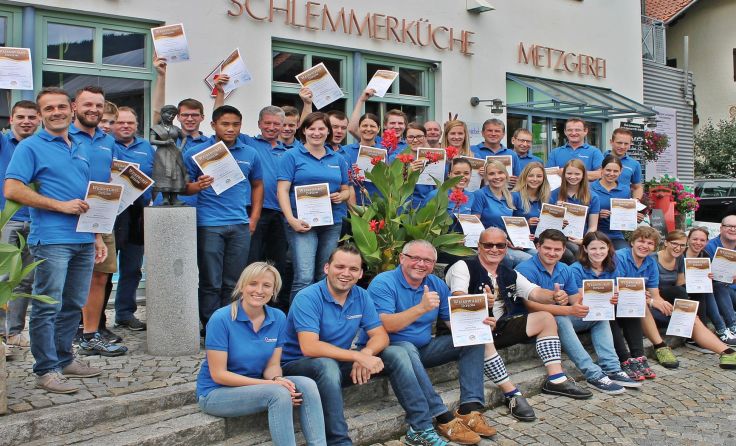 Nach dem Weißwurstseminar präsentieren die Helfenberger stolz ihre Diplome.