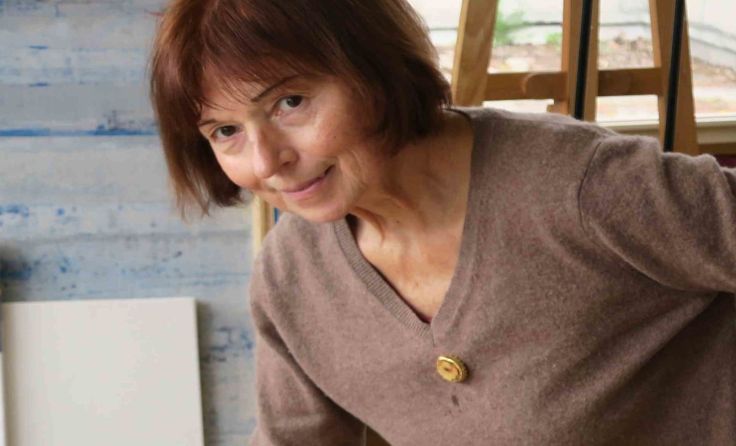 Gerlinde Hasenberger zeigt ihre Bilder im Gymnasium. Foto: Hasenberger