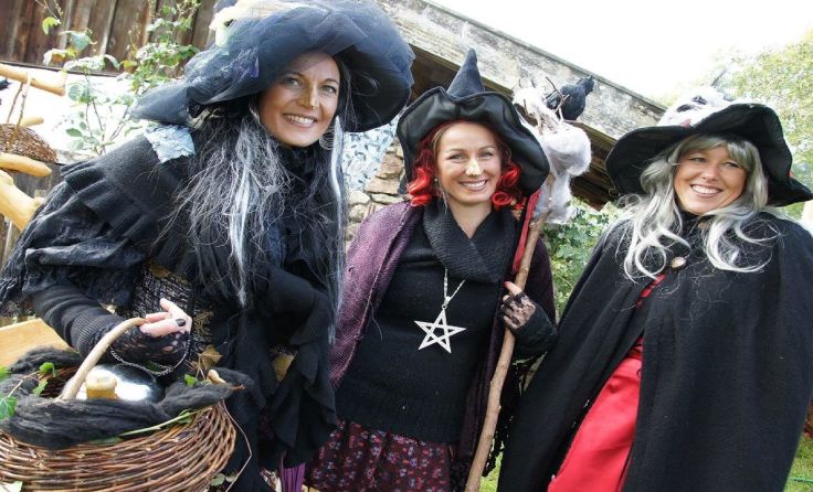 Die Hexen Martina, Bettina und Maria freuen sich auf viele Marktbesucher.