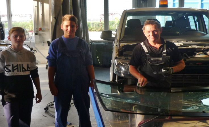 Thomas Ganser und Paul Rammler arbeiteten einen Tag im Autohaus Pichler mit. 