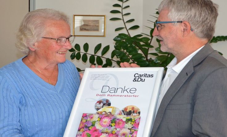 Caritas-Direktor Franz Kehrer bedankte sich bei Dorothea Rammerstorfer. Foto: Caritas OÖ