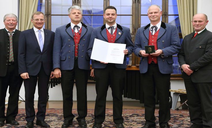 Die Prof. Franz Kinzl-Medaille gab es für den Musikverein Pfarrkirchen. Foto: Land OÖ/Stinglmayr