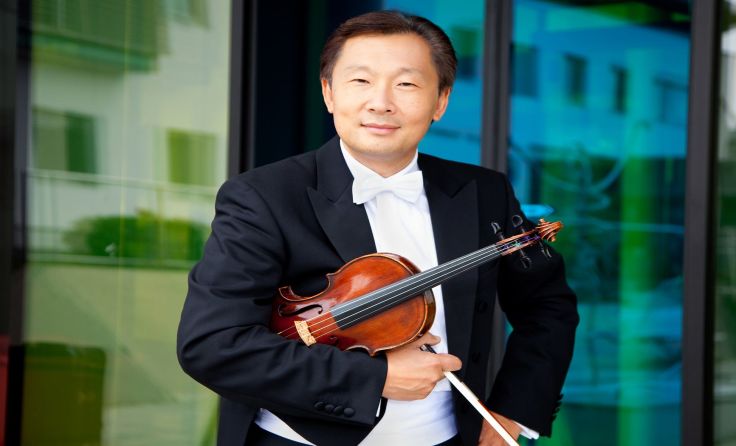Violinist Lui Chan dirigiert die Festival Sinfonietta Linz. 