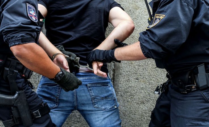 Für einen gesuchten Tschechen klickten jetzt die Handschellen. Symbolfoto: Weihbold