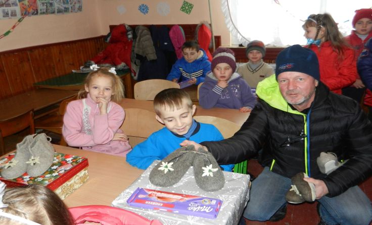Paul Mathe mit einigen der beschenkten Kinder Foto: Mathe