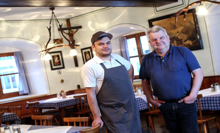 Lukas Haudum übernimmt von Vater Peter das Zepter in der Küche. Foto: Weihbold