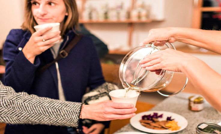 Handverlesene Kräutertees vom Kräuterfrauennetzwerk werden verkostet. Foto: Ebnerhof