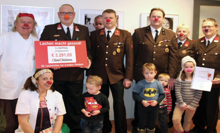 Die FF Oepping unterstützte mit der Friedenslichtaktion die CliniClowns. Foto: FF Oepping