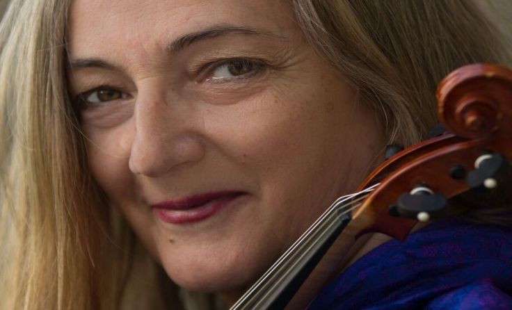 Die vielseitige Geigerin Claudia Woldan spielt mit zwei Musikerkollegen.