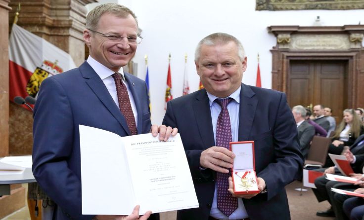 Goldenes Verdienstzeichen der Republik Österreich für Willy Grims Foto: Land OÖ/Stinglmayr