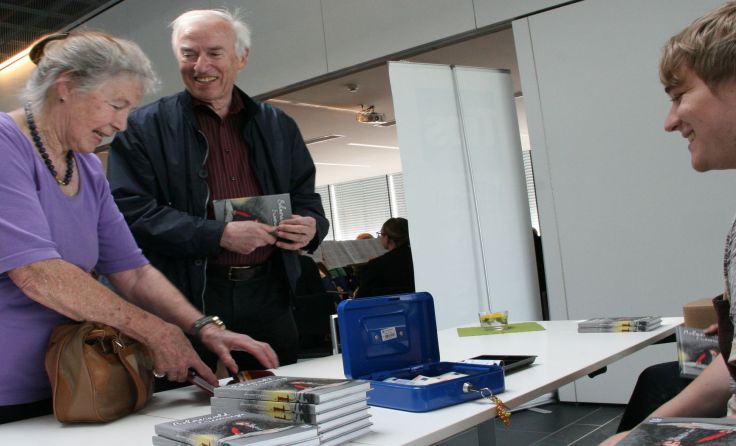 Die von Autor Fritz Winkler signierten Bücher fanden reißenden Absatz. Foto: Gahleitner