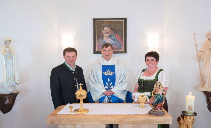 Michaela und Friedrich Märzinger mit Pfarrer Laurenz in der neuen Erlmannkapelle. Foto: Jungwirth
