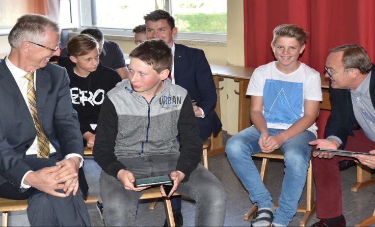 Schüler und Sponsoren probierten die neuen Tablets gleich aus.