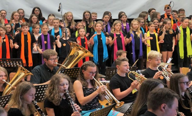 300 Jugendliche sangen und musizierten gemeinsam auf der Bühne.