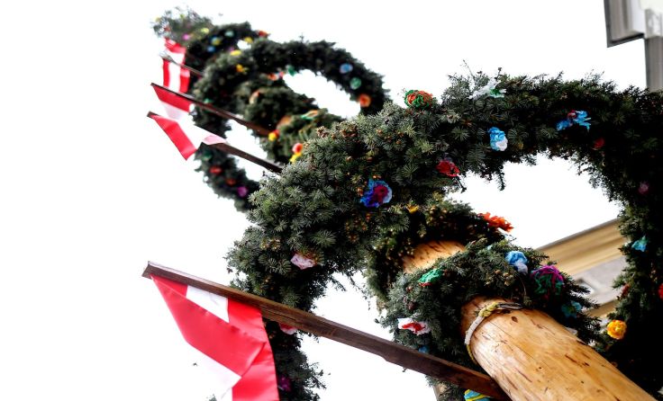 Anekdoten rund um den Maibaum werden ausgetauscht. Foto: Weihbold