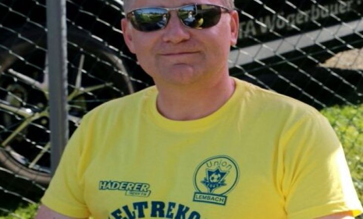 Union-Obmann Günther Höfler präsentiert das neue T-Shirt mit dem Motorboot-Ruder-Logo.