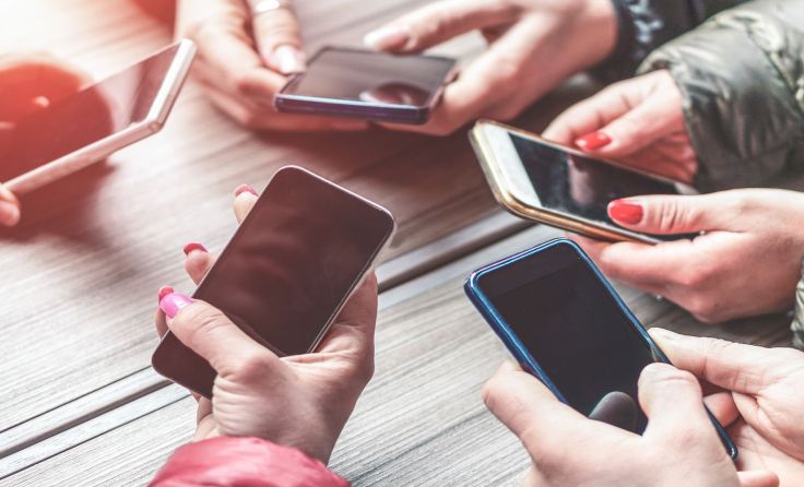 Das Smartphone ist bei Jugendlichen fast immer dabei. Foto: DisobeyArt/Shutterstock.com