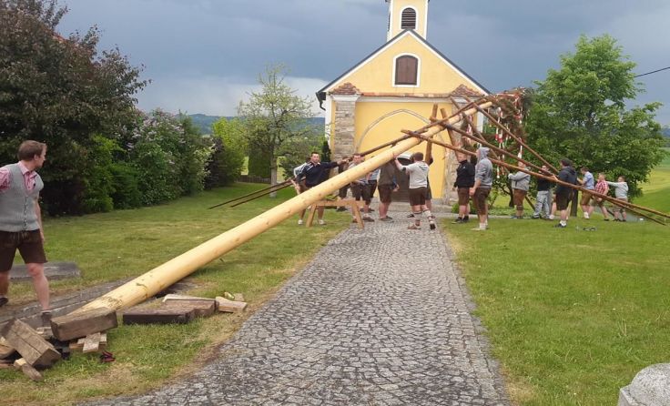 Zum zweiten Mal wurde der Maibaum am Dorfplatz von St. Ulrich aufgestellt.
