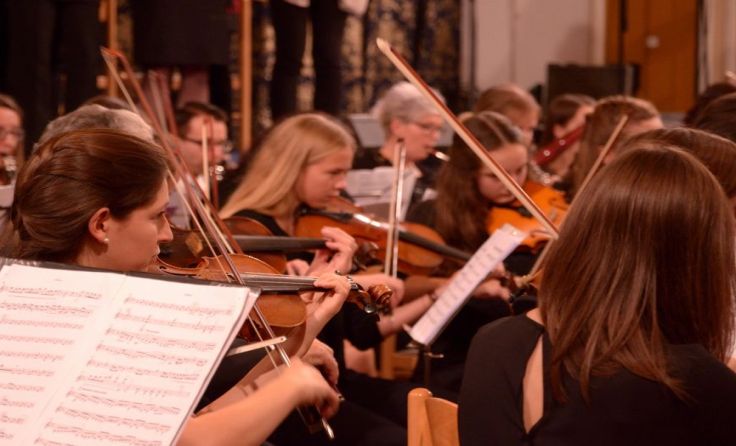 Das Nordwaldkammerorchester lässt seine Instrumente im Loxone-Säulenhof erklingen.