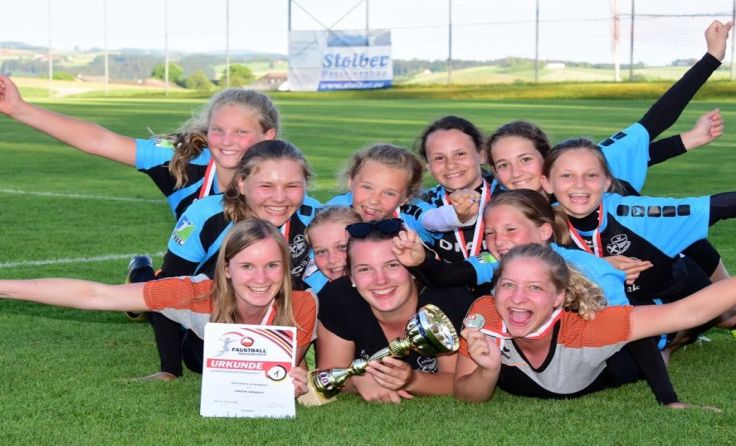 Die U12-Mädels aus Arnreit jubeln über den Landessieg. Foto: Manfred Lindorfer