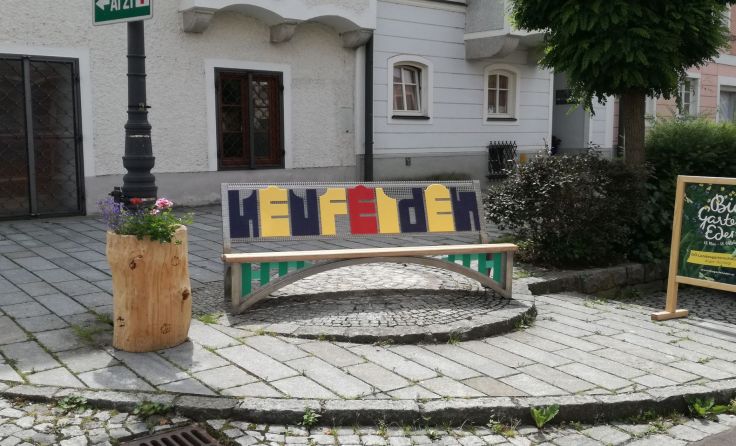 Seit wenigen Tagen kann man auf dem Neufeldner Gartenschau-Bankerl Platz nehmen.