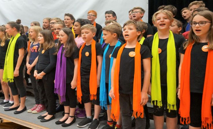 Die Musikmittelschüler würdigen mit Gesang und Musik den 800. Jahrestag der Marktgemeinde.