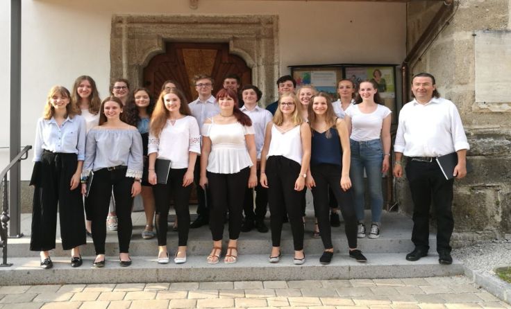 Die 6C Klasse des Stiftergymnasiums gibt ein Konzert in Putzleinsdorf.