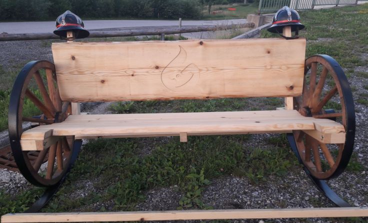 Ungewöhnliche Bankerl haben die Peilsteiner gestaltet.