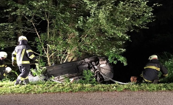 Nach dem Überschlag blieb das Unfallauto seitlich liegen. Foto: FF Piberschlag