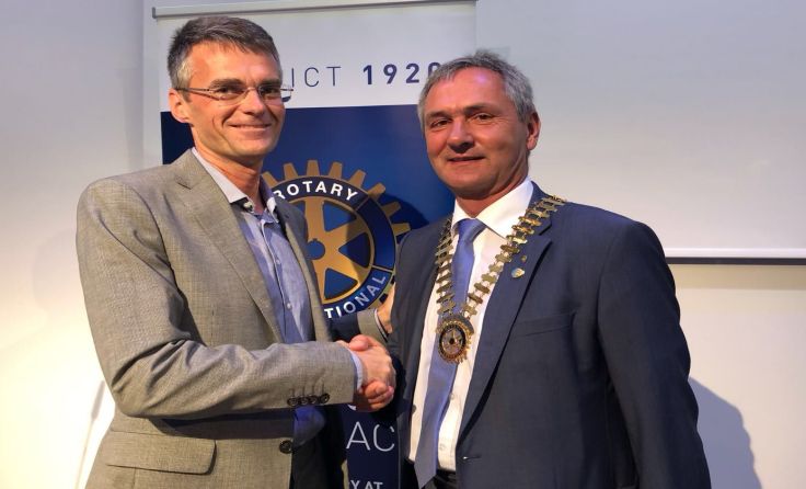 Thomas Neuhold (r.) folgt als Präsident des Rotary-Club Rohrbach Dominik Mittermayr nach.