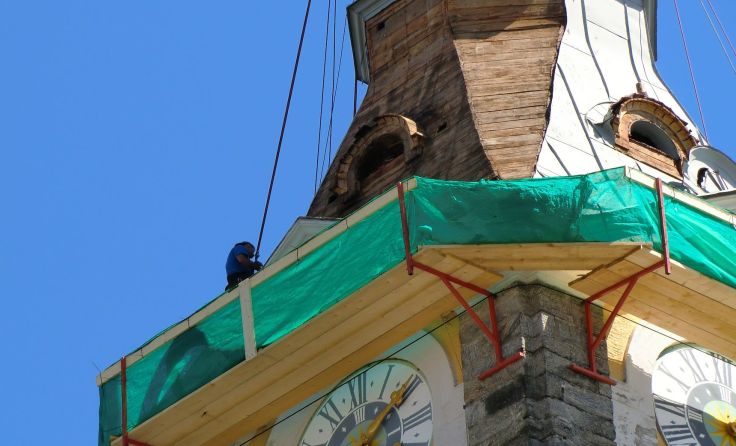Der Kirchturm in Niederkappel wird mit Kupfer neu eingedeckt.
