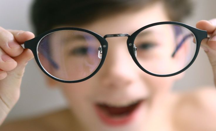 Kurzsichtigkeit ist im digitalen Zeitalter weltweit am Vormarsch. Foto: Lapina/Shutterstock.com