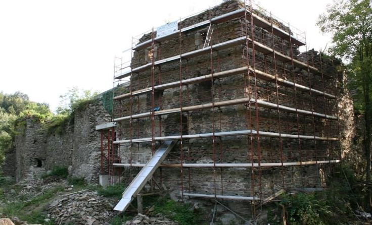 Freiwillige Burgsanierer kümmern sich weiterhin um die Rettung der Burgruine Falkenstein.