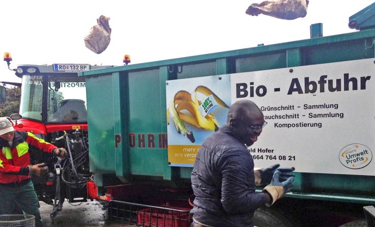 Beim Biosackerl einwerfen legte ein Teilnehmer aus Ghana gleich mal mit Hand an. Foto: BAV Rohrbach