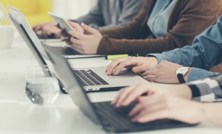 Das Familiennetzwerk organisiert EDV-Kurse. Foto: LStockStudio/Shutterstock.com