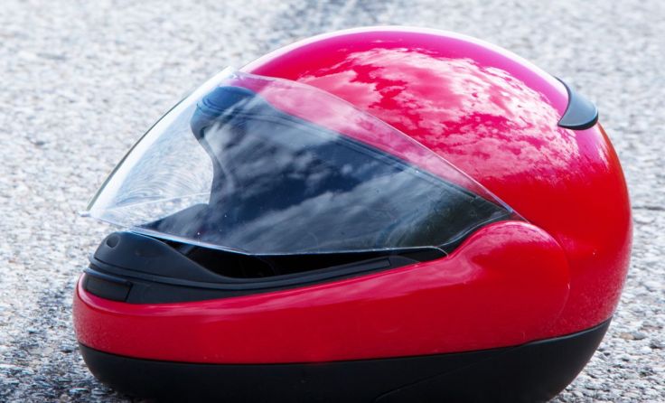 Eine Motorradfahrerin kam beim Überholen zu Sturz und wurde schwer verletzt. Foto: Wodicka
