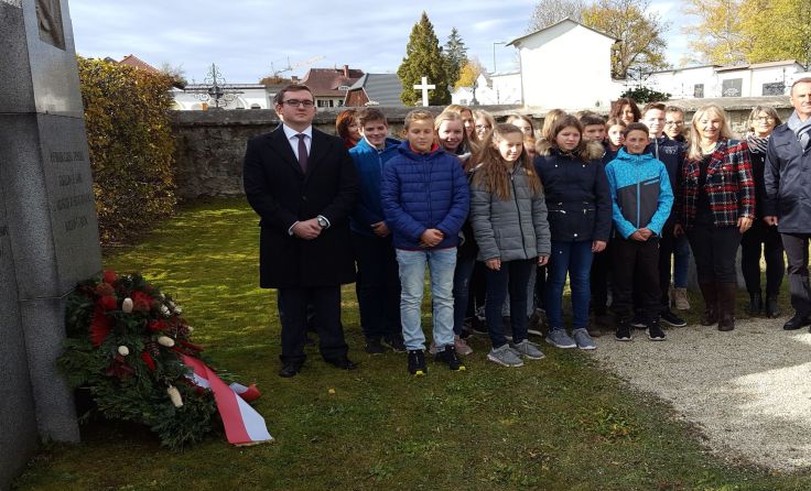 Mittelschüler aus Haslach nahmen ebenfalls an der Kranzniederlegung teil. Foto: BH Rohrbach