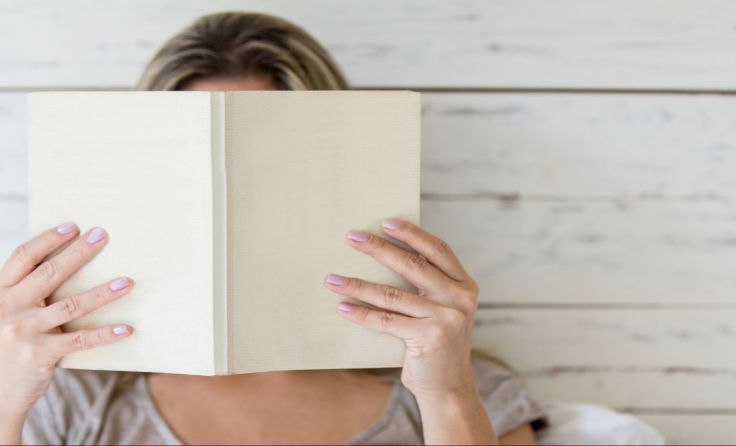 Wer aus Gedichtbüchern vorlesen möchte, soll sich melden. Foto: ESB Professional/Shutterstock.com