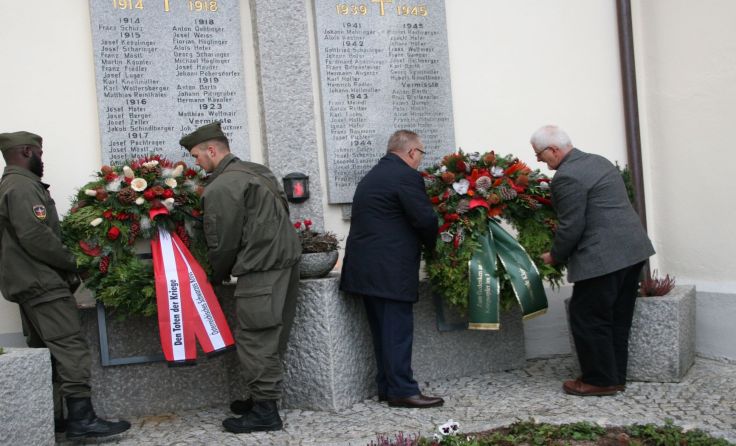 Kranzniederlegung beim Kriegerdenkmal in Kleinzell Foto: Gahleitner